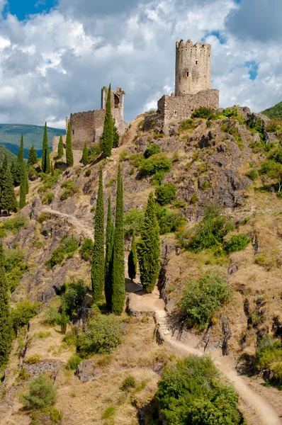 La Tour Torres Regine y Cabaret con sendero para caminar en Lastours —  Fotos de Stock