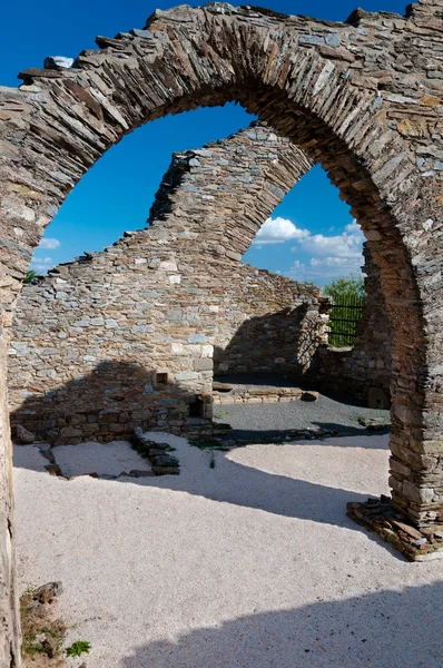Archi di pietra riuniti al cimitero vicino Lastours — Foto Stock