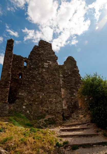 Surdespine Turm schließen Blick Hintergrundbeleuchtung bei lastours — Stockfoto