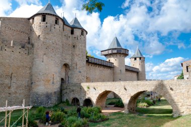 Chateaux de la cite ve güneşli günde carcassonne adlı köprü