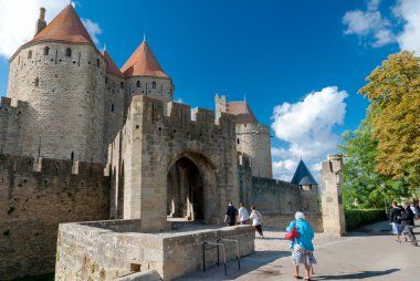 Porte narbonnaise ve turists, carcassonne