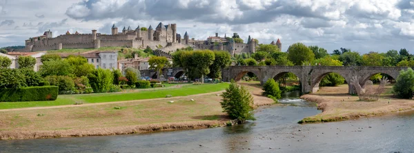 Carcassonne la cite medievale ve pont vieux panoramik görünüm