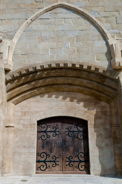 カルカソンヌで聖ミシェル大聖堂のドア — ストック写真