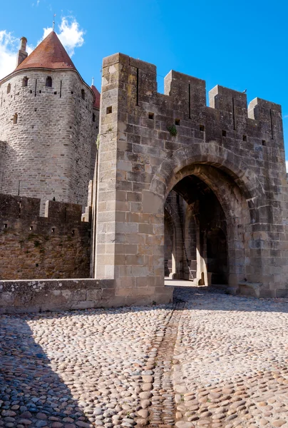 Steinstraße, die zur Porte Narbonnaise bei Carcassonne führt — Stockfoto