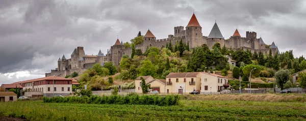 Carcassonne gamla befästa staden panoramautsikt med stormig himmel Stockbild