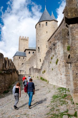carcassonne ortaçağ şehir surlarının içinde turistlerin walkig