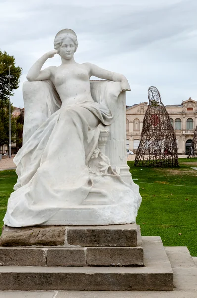 Kvinna staty på placera gambetta i carcassonne — Stockfoto