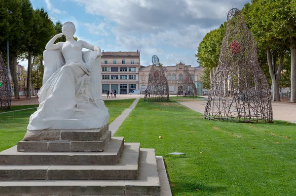 Mulher estátua e Place Gambetta em Carcassonne — Fotografia de Stock