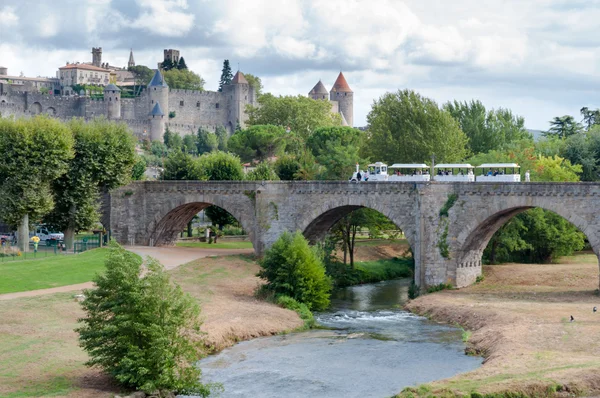 Carcassonne la cite medievale och träna över pont vieux Royaltyfria Stockbilder