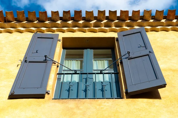 Detalhe da janela de uma casa em Carcassonne — Fotografia de Stock
