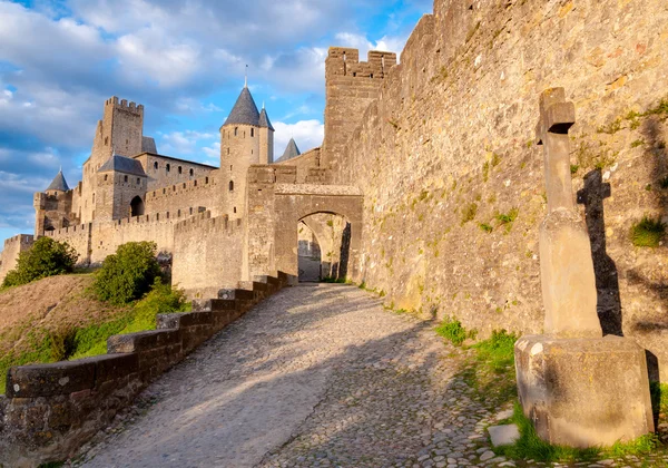 La porte de aude ve haç ve öğleden sonra geç saatlerde, carcassonne — Stok fotoğraf