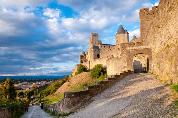 La Porte De Aude y la calle con gran cielo al final de la tarde en — Foto de Stock