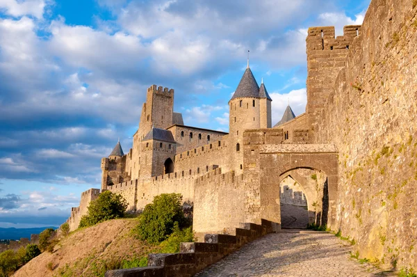 La Porte De Aude con grande cielo nel tardo pomeriggio a Carcassonne — Foto Stock