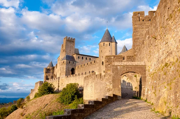 La porte de aude Carcassonne'deki ikindi itibariyle büyük gökyüzü ile