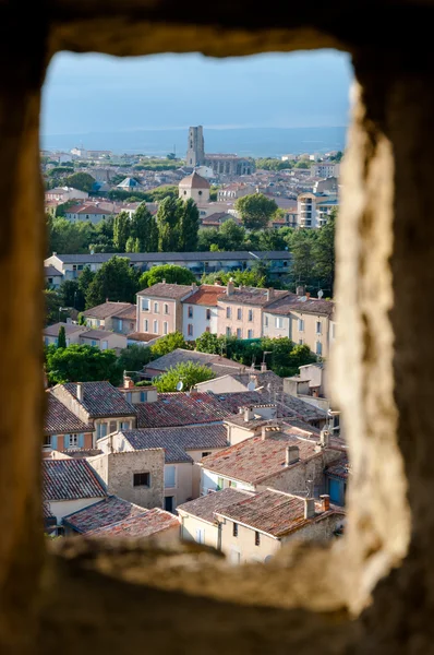 Widok z nowego miasta carcassonne z otworu w ścianie — Zdjęcie stockowe
