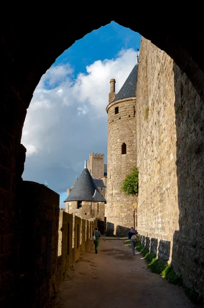路径和塔在卡尔卡松城堡中世纪城市全髋关节置换的景象 — 图库照片
