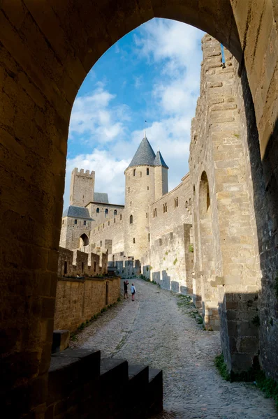 Zicht van towers op carcassonne kasteel middeleeuwse stad door boog — Stockfoto