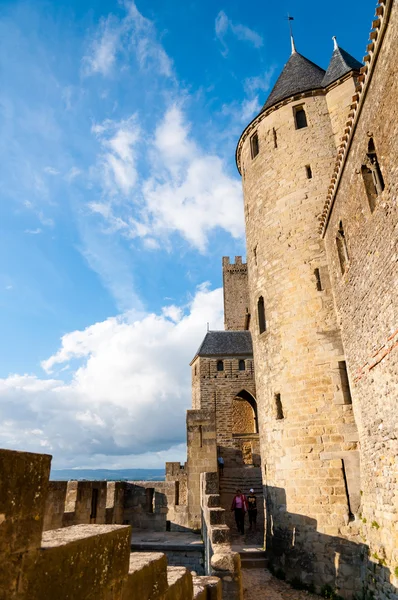 Türme auf den Außenmauern der mittelalterlichen Stadt Carcassonne — Stockfoto