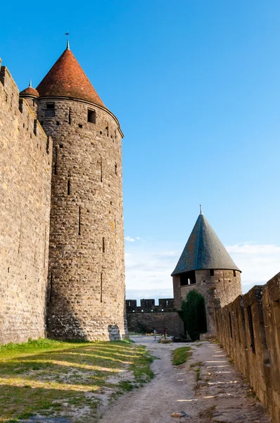 Tours et chemin sur les murs extrénaux de la ville médiévale de Carcassonne — Photo