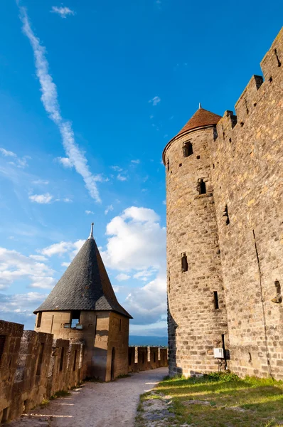 Cesta věže a hradby středověkého města carcassonne — Stock fotografie