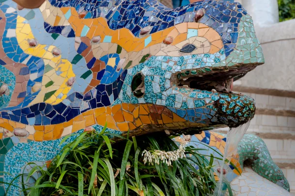 Πολύχρωμο κεραμικό gecko στο πάρκο guell στη Βαρκελώνη — Φωτογραφία Αρχείου