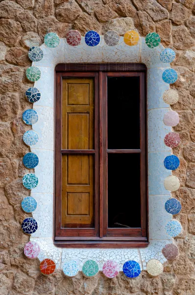 Dettagli della finestra della grande casa zenzero a Park Guell a Barcellona — Foto Stock