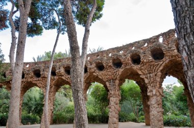 viaducto yay ve park guell Barcelona içinde ağaçlar