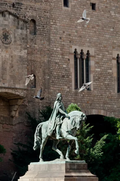 Ramon berenguer statue am platz ramon berenguer in barcelona — Stockfoto
