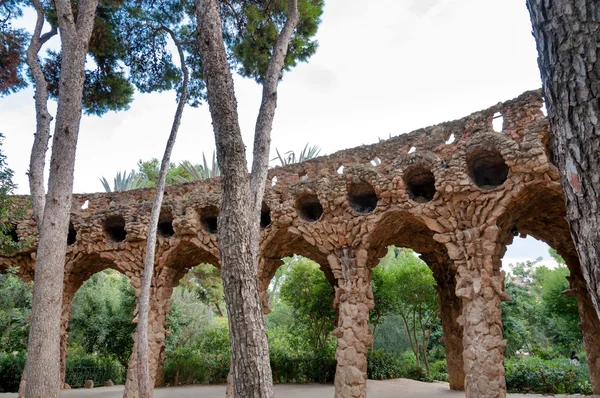 Arcos e árvores de viaduto em Park Guell em Barcelona — Fotografia de Stock