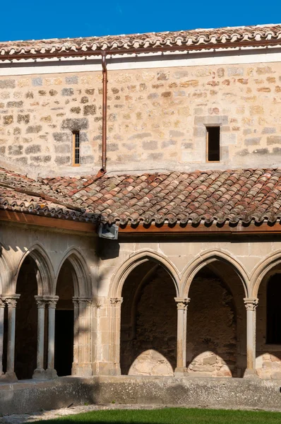 Arcos y paredes en la abadía de St Hilaire en Aude — Foto de Stock