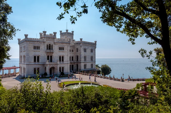 Miramare slott och trädgårdar med vegetation ram — Stockfoto