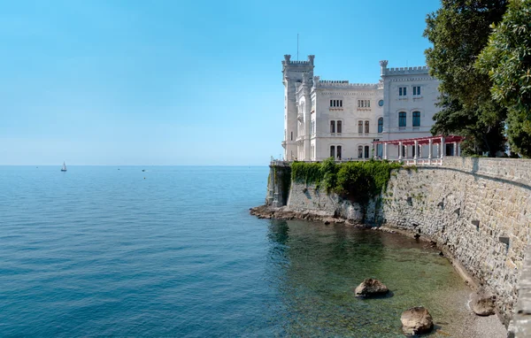 Miramare hrad a moře pohled od hlavního vchodu — Stock fotografie