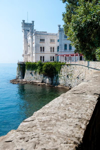 Miramare Burg Sicht vom Haupteingang — Stockfoto