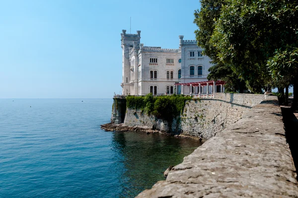 Miramare Burg Sicht vom Haupteingang — Stockfoto