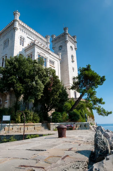 Miramare castle sicht von der mole — Stockfoto