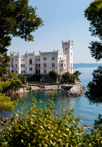 Miramare Schloss mit Vegetationsrahmen — Stockfoto