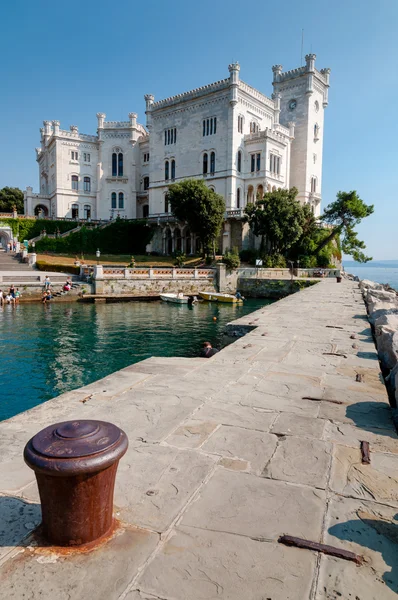 Pier e ancoragem no castelo Miramare — Fotografia de Stock