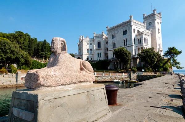Статуя Сфинкса и замок Мирамаре — стоковое фото