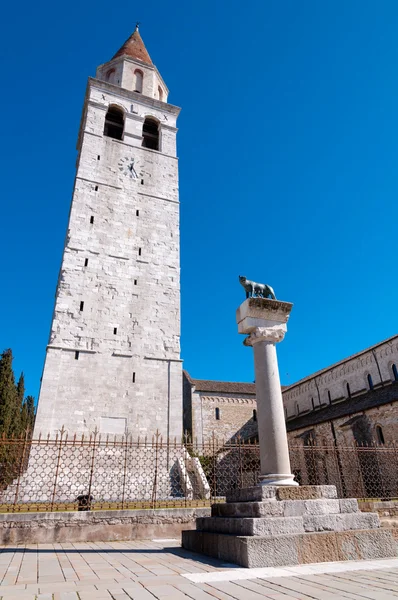 Belfry and Roman wolf at Basilica di Aquileia — Stock Photo, Image