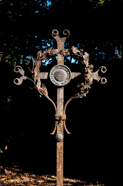 Detalhe próximo da cruz do túmulo no cemitério de Aquileia — Fotografia de Stock
