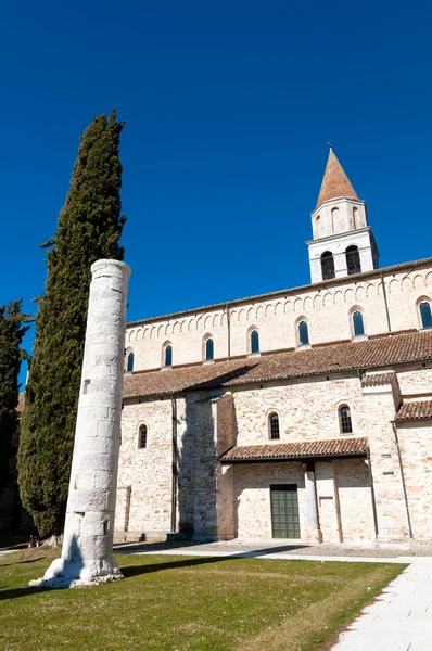 Columna y costado de la Basílica de Aquileia — Foto de Stock