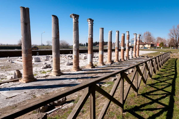 Säulen und Zaun auf archäologischem Gebiet von Aquileia — Stockfoto