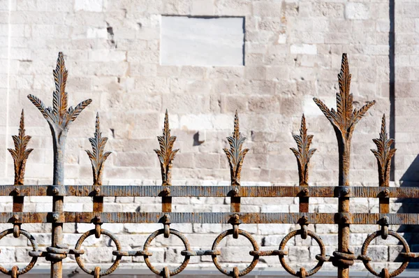 Detalles de la cerca de la Basílica de Aquilea — Foto de Stock