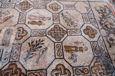 basilica di aquileia içinde Bayanlar ve kuşlar mozaikler