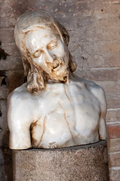 Jezus standbeeld binnen basilica di aquileia — Stockfoto