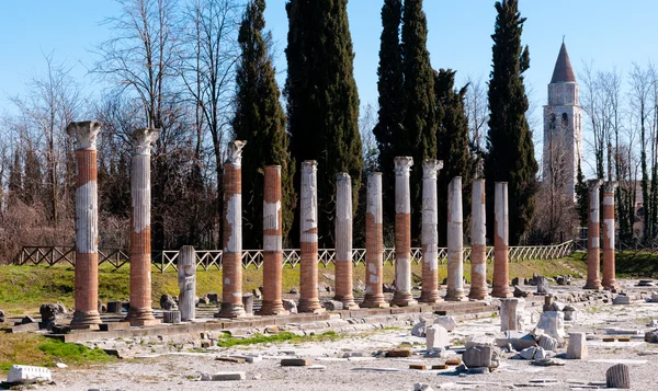Romerska pelare och klockstapeln i aquileia — Stockfoto