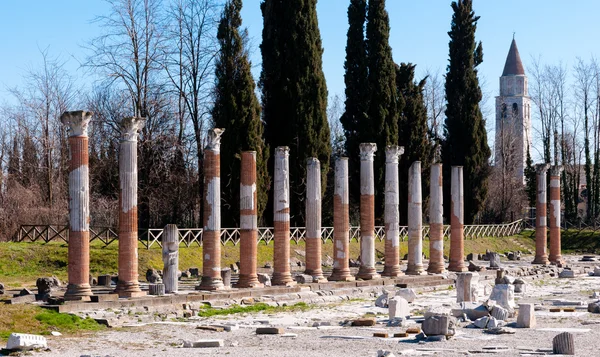 Columnas romanas y campanario de Aquilea — Foto de Stock