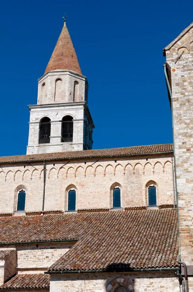 Tornet och hustaken i aquileia basilica — Stockfoto