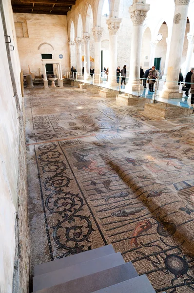 Antiguos mosaicos dentro de la Basilica di Aquileia — Foto de Stock