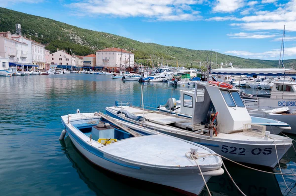 Boten in haven van cres stad in Kroatië — Stockfoto